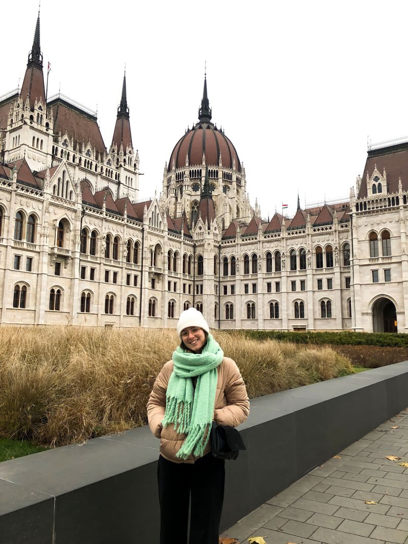 Marta a sorrir em frente ao Parlamento de Budapeste